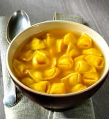 Tortellini de carne en caldo