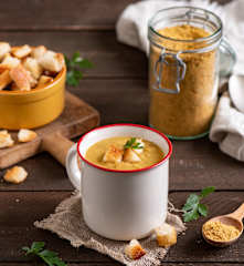 Szybka zupa „serowo”-cebulowa w proszku