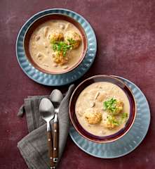 Pilzcremesuppe mit Schinken-Semmelknödeln