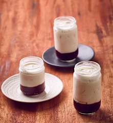 Yogurt greco con composta di frutti di bosco