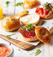 Bagels con jamón y tomate