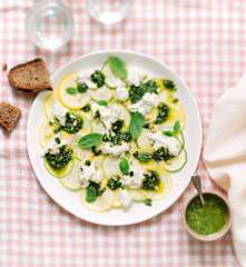 Carpaccio de courgettes, mozzarella et pesto