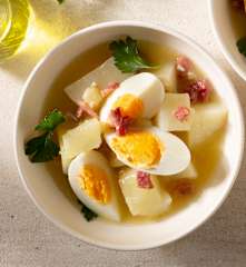 Patatas con huevos en salsa verde
