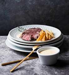 Rosa gebratene Rindersteaks mit Sauce Béarnaise