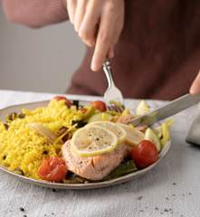 Salmone e verdure al cartoccio con riso giallo