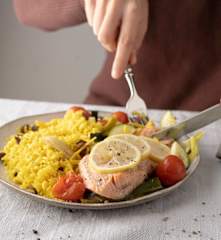 Salmón al vapor con verduras y arroz