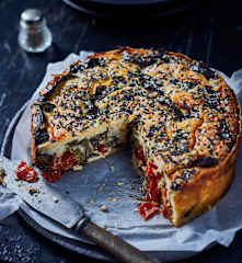 Herzhafter Käsekuchen mit Auberginen und Tomaten