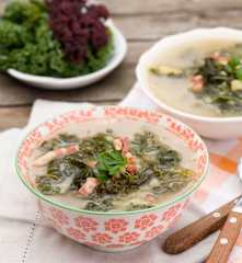 Rozgrzewająca zupa z boczkiem i jarmużem