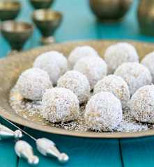 Apricot tahini bliss balls