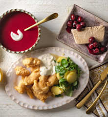 Menü: Rote Rübensuppe, gebackener Karpfen mit Erdäpfel-Vogerlsalat und Lebkuchen-Parfait