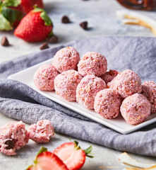 Bolitas de avena con fresas y coco