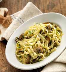 Tagliatelle com cogumelos salteados