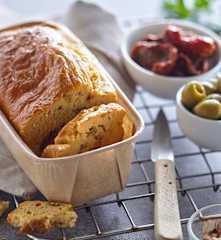 Biskupský mandlový chlebíček s olivami a sušenými rajčaty (bez laktózy)