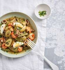 Salada morna de lulas e camarão com legumes e ovo