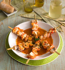 Brochetas de emperador con gambones