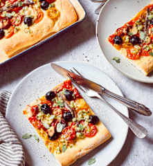 Focaccia z pomidorkami i oliwkami