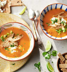 Sopa de tomate con aguacate