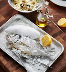 Dorade in Salzkruste mit Olivenreis