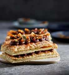 Millefeuille (ciasto tysiąca płatków) z kremem czekoladowym i orzechami w karmelu