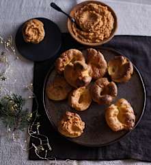 Yorkshire puddings com recheio de atum e pickles da Susana Maridalho