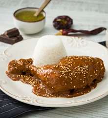 Pollo con mole poblano