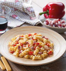 Fusilli ai peperoni e pancetta