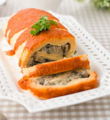 Torta de atum e cogumelos com molho de tomate