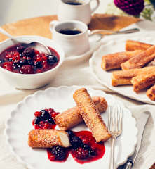 French-Toast-Röllchen mit Beerenkompott
