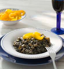 Arroz meloso negro de sepia con pimientos amarillos