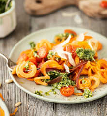 Nouilles de carotte et pesto de fanes