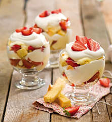 Trifle z truskawkami