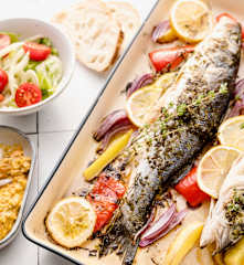 Lubina al horno al estilo italiano con dip de pimientos asados y ensalada de hinojo
