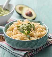 Pasta con pesto de aguacate y nueces