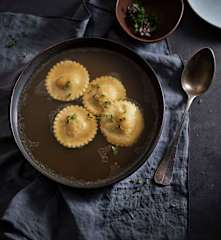 Raviolis de calabaza asada y ricota en caldo de cordero en cocción lenta TM6