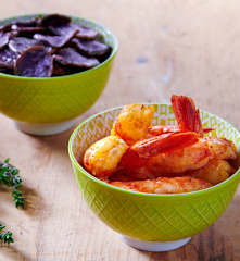 Gamberoni con chips di patate viola e timo
