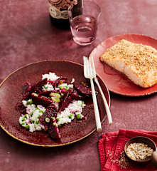 Erbsen-Reis-Salat mit Rote Bete und Koriander-Lachs