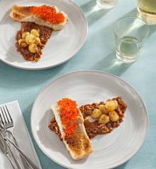 Perca gratinada en cama de verduras con huevas de trucha para dos