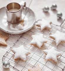 Kardamomsterne mit Silberschimmer