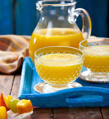 Succo di pesca e mango