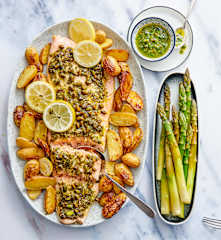 Salmone al forno con pesto aromatico