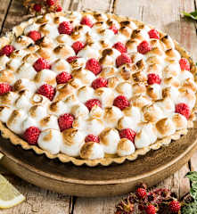 Fruchtige Zitronentarte mit Baisertupfen