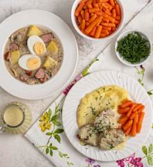 Żurek z pieczarkami; Polędwiczki w sosie chrzanowym z purée ziemniaczanym i glazurowanymi marchewkami