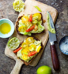 Avocado toasts, citron et tomates