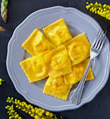 Ravioli asparagi e bottarga