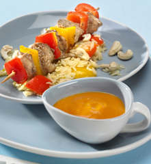Puten-Schaschlik mit Reis und Gemüsesauce