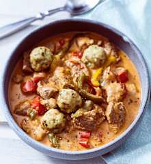 Gulaschsuppe mit Laugenbällchen