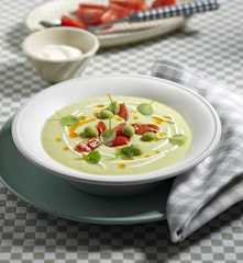 Kalte Avocadosuppe mit gebratenen Tomaten