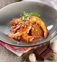 Langostinos con salsa al oporto y chocolate