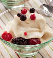 Copa helada de pera y plátano con frutos rojos