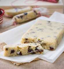 Turrón de almendra, ron y pasas